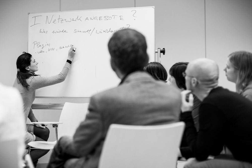 Facilitadora conduzindo grupo em workshop